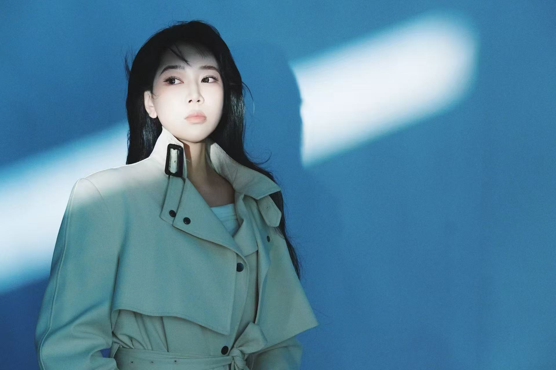 杨頔蓝色背景艺术照